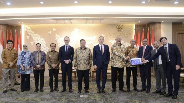 irlangga Hartarto Hadiri Penandatanganan Investasi PLTS Terapung