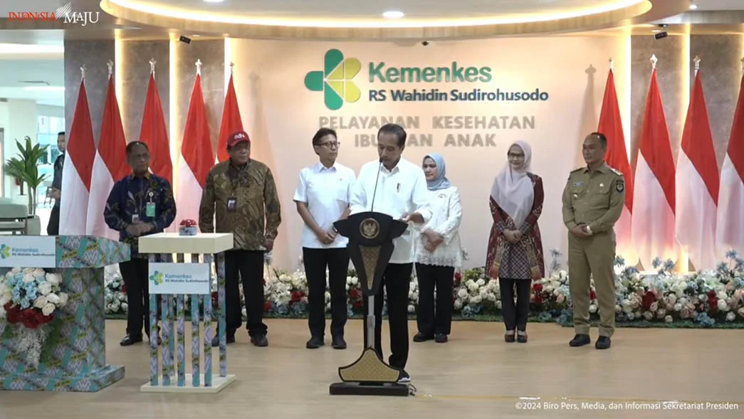 Presiden Joko Widodo (Jokowi) didampingi Ibu Iriana Joko Widodo meresmikan Gedung Pelayanan Kesehatan Ibu dan Anak Rumah Sakit Wahidin Sudirohusodo di Kota Makassar, Sulawesi Selatan, Jumat (06/09/2024) sore. (Foto: Tangkapan YouTube BPMI Setpres).