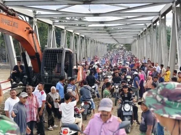Warga saat menyeberangi jembatan bailey (Dok : Int).