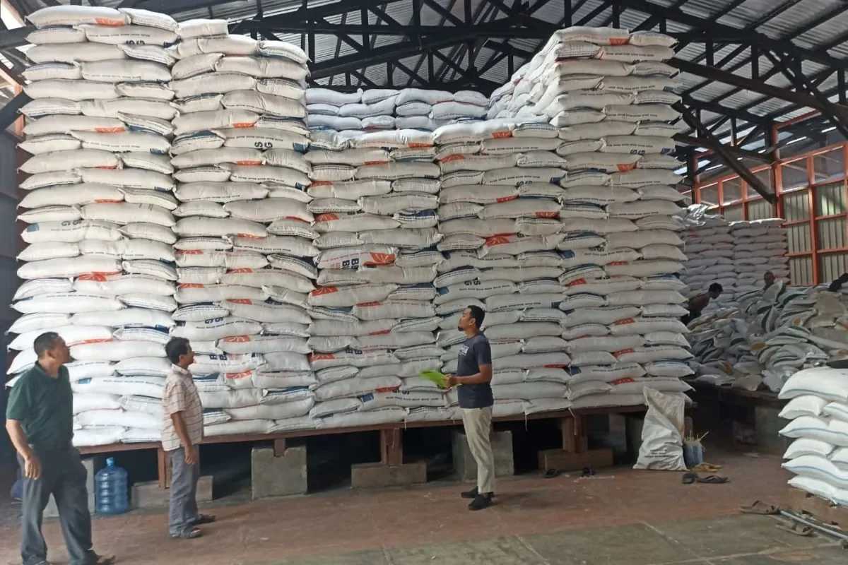Ketersediaan beras di gudang Bulog Putussibau untuk memenuhi kebutuhan masyarakat di Kabupaten Kapuas Hulu, Kalimantan Barat. DOC: (ANTARA)