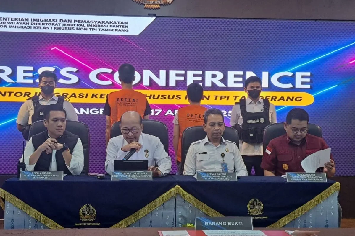 konferensi Pers Kantor Wilayah Direktorat jenderal imigrasi Banten: dua warga Tiongkok yang bekerja tanpa izin.