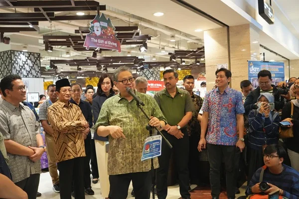 enteri Koordinator Bidang Perekonomian RI Airlangga Hartarto saat melakukan peninjauan terhadap kesiapan implementasi program Work From Mall (Dok : Ist).
