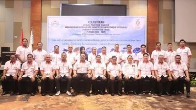 Ketua DPP Pertamisi Raden Sukhyar, Ketua DPW Pertamisi Kalimantan Timur Tandi Soenarto, Anggota DPD RI, Yulianus Henock Sumual foto bersama pengurus DPD Pertamisi Kaltim periode 2024-2029 yang baru dilantik. (Tribun)