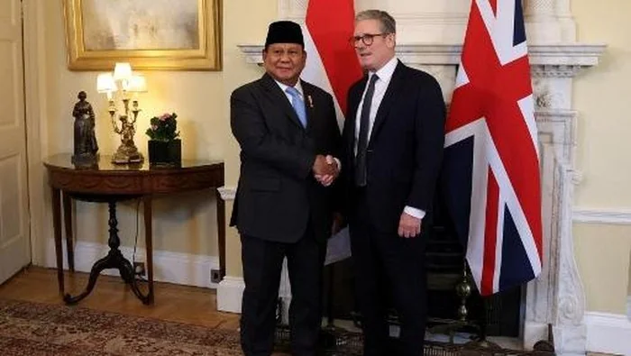 Foto: Britain's Prime Minister Keir Starmer (R) shakes hands with Indonesia's President Prabowo Subianto (L) inside 10 Downing Street, in central London, on November 21, 2024. (Photo by Mina Kim / POOL / AFP)