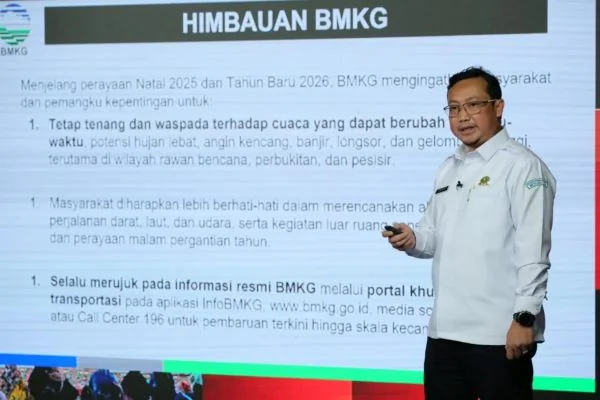 Direktur Meteorologi Publik BMKG, Andri Ramdhani saat memberikan keterangan dalam Konferensi Pers Perkembangan Harian pasca bencana Hidrometeorologi Sumatra di Graha Badan Nasional Penanggulangan Bencana (dok : Ist).