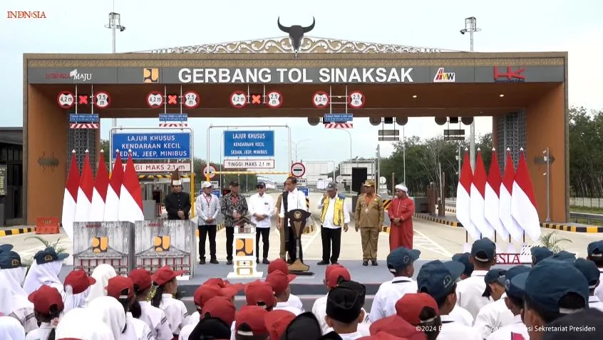 Presiden Jokowi menyampaikan sambutan pada peresmian Jalan Tol Ruas Binjai-Langsa Seksi II (Stabat-Tanjung Pura) dan Jalan Tol Ruas Kuala Tanjung-Tebing Tinggi-Parapat Seksi III dan IV (Tebing Tinggi-Serbelawan-Sinaksak) di Gerbang Tol Sinaksak, Kabupaten