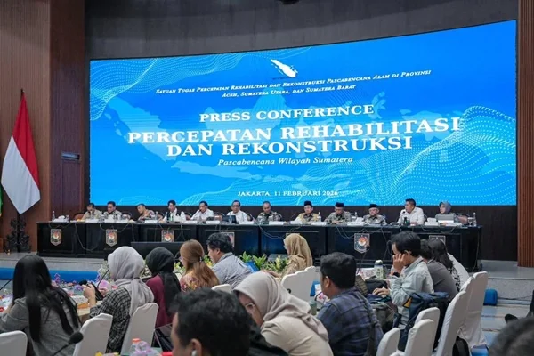Sekretaris Kabinet (Seskab) Teddy Indra Wijaya dalam konferensi pers Satuan Tugas Rehabilitasi dan Rekonstruksi Pemulihan Bencana Sumatra di Jakarta (Dok : Ist).