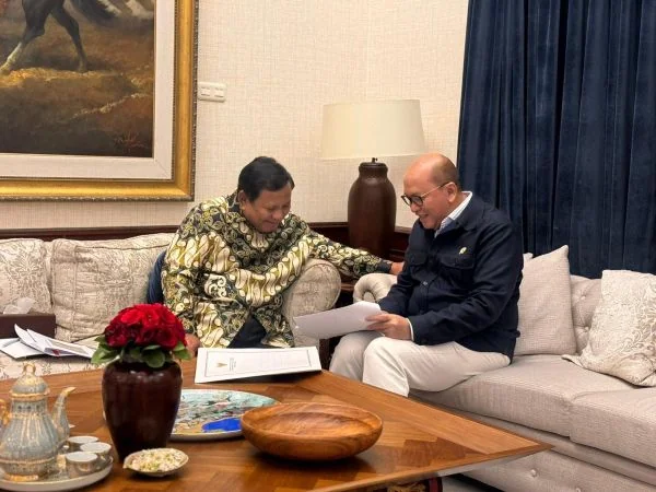 Presiden Prabowo Subianto menerima Menteri Investasi dan Hilirisasi sekaligus Kepala Badan Pengelola Investasi Daya Anagata Nusantara (BPI Danantara), Rosan Perkasa Roeslani, di kediaman pribadinya (Dok : Ist).
