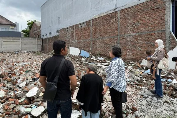 Nenek Elina melihat rumahnya dirobohkan oleh oknum ormas (Dok : Int).