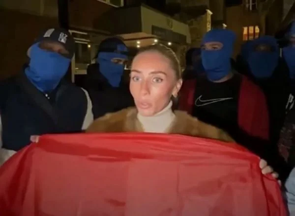 Viral video WNA Bonnie Blue melecehkan bendera merah putih (Dok : Int).