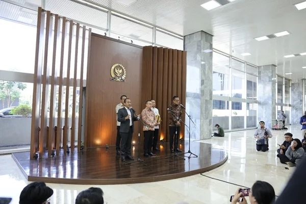 Menteri Energi dan Sumber Daya Mineral (ESDM) Bahlil Lahadalia saat memberikan keterangan resmi (Dok : ESDM).