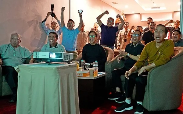 Presiden RI, Jokowi bersama Menteri saat nonton bersama laga Indonesia VS Vietnam, Selasa, (26/07). (Foto: Dok. Humas Setkab).