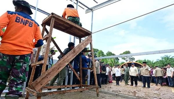Presiden Prabowo Subianto meninjau langsung pembangunan hunian sementara di Kabupaten Agam (Dok : Ist).