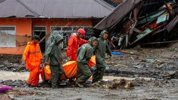 Proses evakuasi korban bencana di Kabupaten Agam, Sumatra Barat (Dok : Ist).