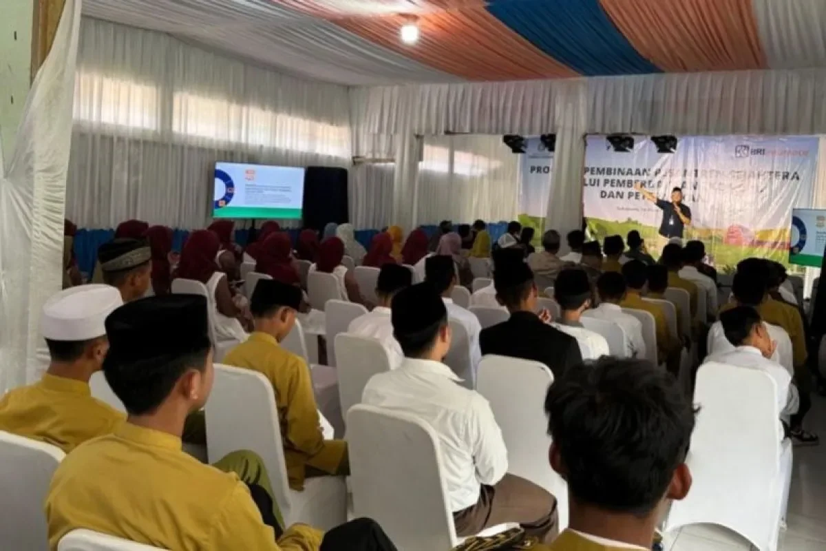 PT BRI Asuransi Indonesia atau BRI Insurance menggelar kegiatan Literasi Asuransi Syariah di Pondok Pesantren Darul Ihsan, Cibadak, Sukabumi, Jawa Barat, untuk mengedukasi santri soal keuangan syariah, khususnya mengenai asuransi. DOC: (ANTARA.COM)