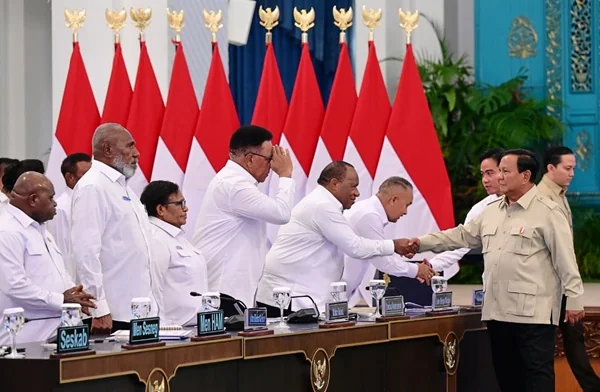 Presiden Prabowo Subianto  saat memberi pengarahan dalam rapat percepatan pembangunan Papua di Istana Negara (Dok : Int).