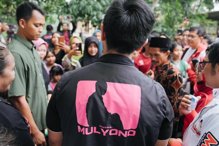 Ketua Umum PSI Kaesang Pangarep mengenakan rompi bertuliskan Putra Mulyono' di Desa Daru, Jambe, Kabupaten Tangerang./Ist