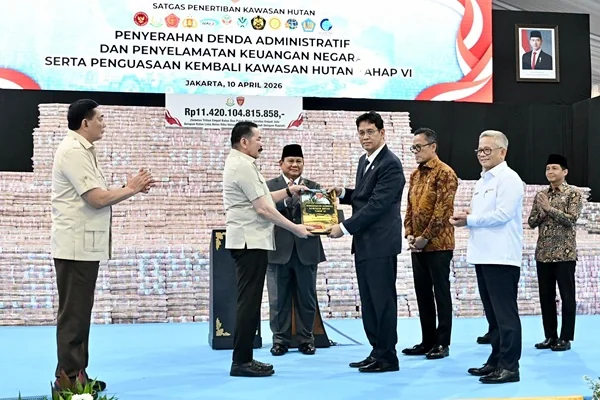 Penyerahan denda administratif dan penyelamatan keuangan negara, serta penguasaan kembali kawasan hutan tahap VI yang digelar di Kompleks Kejaksaan Agung Republik Indonesia (Dok : Ist).