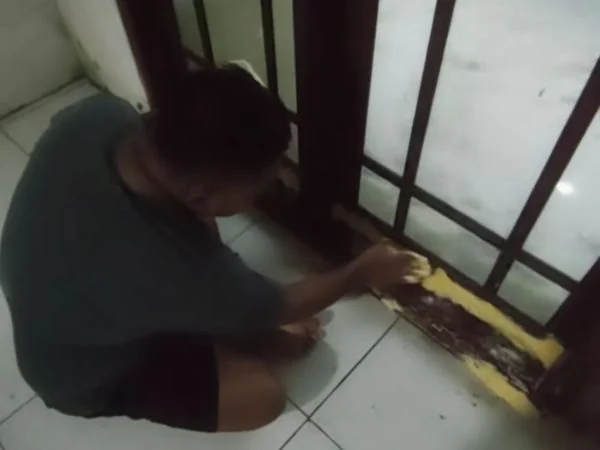 Tangkap layar cara unik warga menahan air banjir masuk ke dalam rumah (Dok : Int).