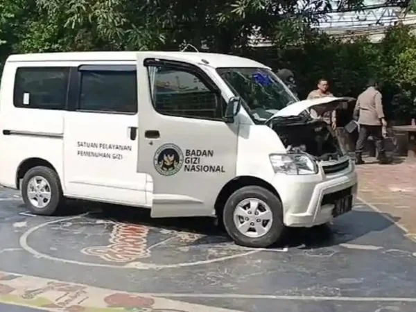 Mobil satuan pelayanan pemenuhan gizi atau SPPG pengangkut paket Makan Bergizi Gratis menabrak murid dan guru di SD Negeri 01 Kalibaru (Dok : Int).