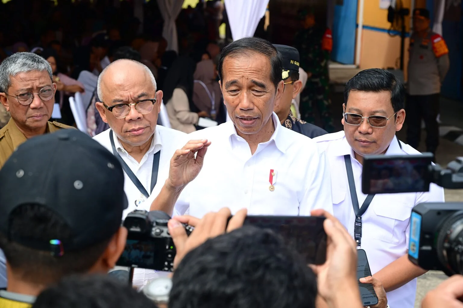 Presiden Joko Widodo (Jokowi) memberikan keterangan pers setelah meninjau ketersediaan beras dan menyerahkan bantuan cadangan pangan pemerintah di Kompleks Pergudangan Tanah Grogot, Kabupaten Paser, Provinsi Kalimantan Timur./Ist