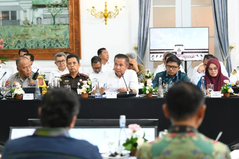 Pj Gubernur Jabar Bey Machmudin menerima jajaran Komisi II DPR RI dalam kunjungan kerja spesifik terkait kesiapan penyelenggaraan Pilkada Serentak Tahun 2024  di Gedung Negara Pakuan, Kota Bandung, Rabu (13 /11/2024).(Foto: Yogi Prayoga/Biro Adpim Jabar)