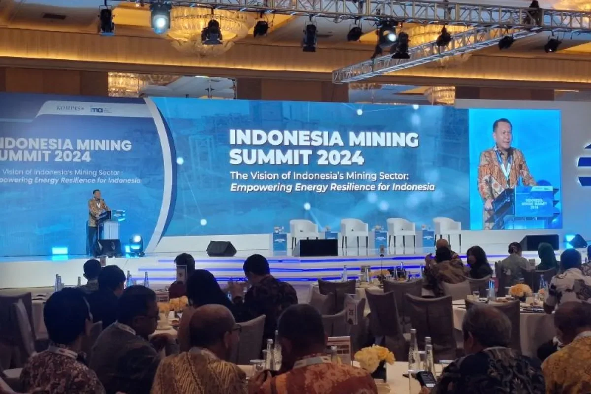 Anggota Komisi XII DPR RI Bambang Patijaya saat menyampaikan pidato pembuka dalam acara Indonesia Mining Summit 2024 di Jakarta. DOC: (ANTARA)