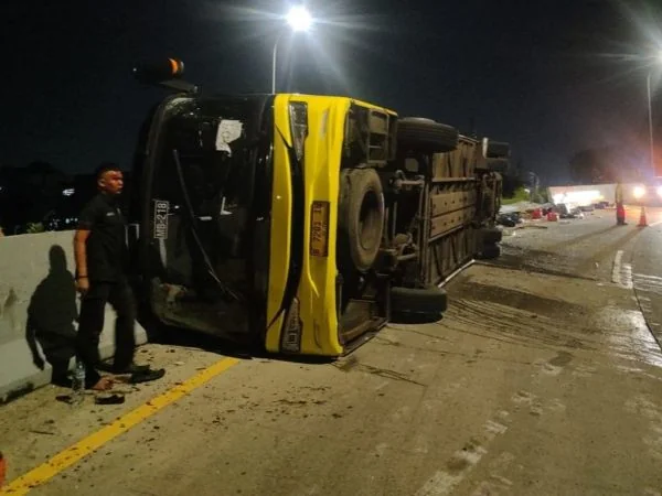 Bus terguling menabrak pembatas jalan terjadi diruas tol KM 420 – 200 di simpang susun Krapyak, Kecamatan Semarang Barat, Kota Semarang -Jawa Tengah (Dok : Ist).