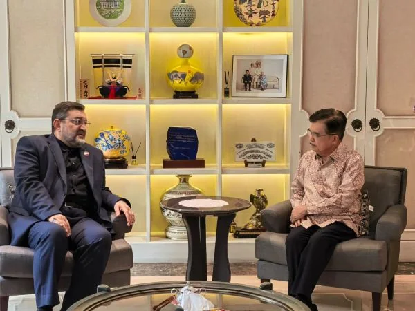 Wakil Presiden ke-10 dan ke-12 RI Jusuf Kalla menerima kunjungan Duta Besar Iran untuk Indonesia, Mohammad Boroujerdi, di kediamannya (Dok : Ist).