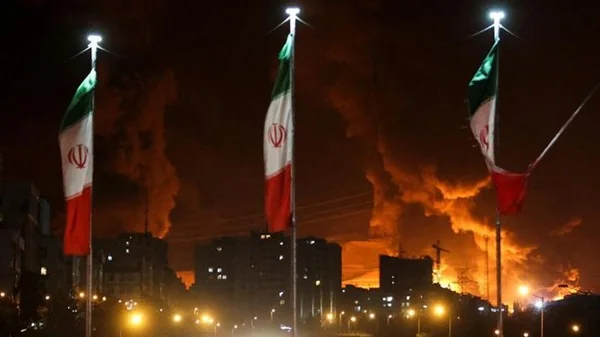 Bendera Iran berkibar ditengah kobaran api (Dok : Int).