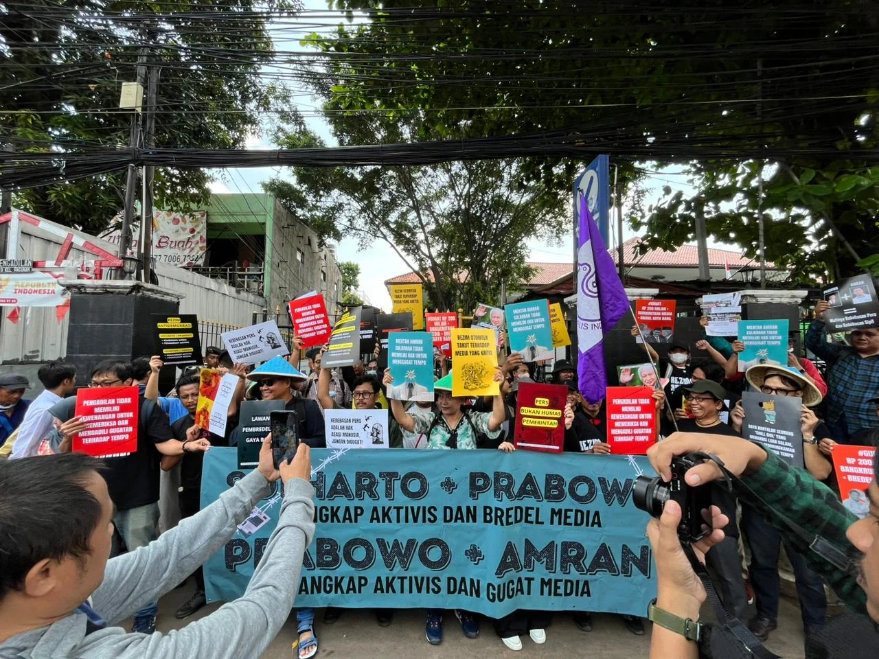 Dari Jalanan hingga Dunia Maya, Dukungan Mengalir untuk Tempo Lawan Gugatan Amran Sulaiman