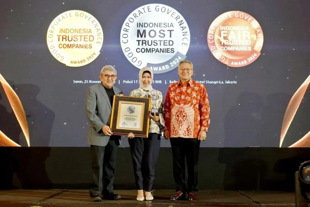 Direktur Compliance &amp; Human Capital PT Bank Syariah Indonesia Tbk (BSI) Tribuana Tunggadewi (tengah) menerima penghargaan Corporate Governance Perception Index (CGPI) Award 2024 predikat Most Trusted Company. DOC: (ANTARA)