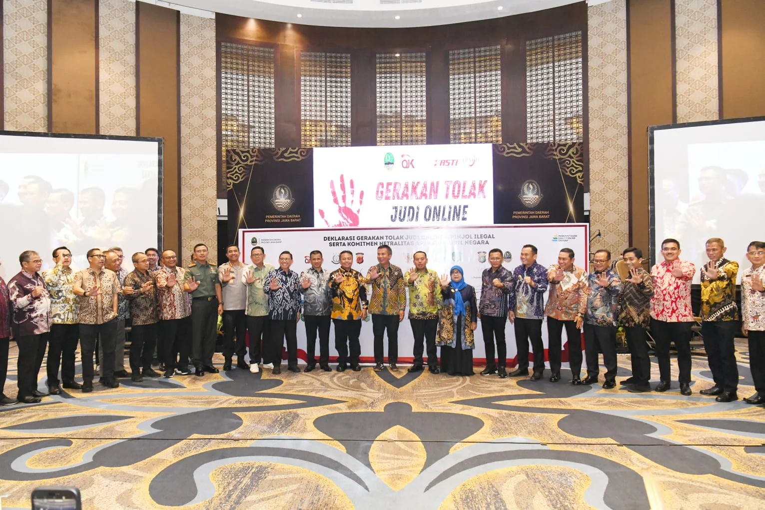Pj Gubernur Jawa Barat Bey Machmudin dan Sekda Jabar bersama 27 kepala daerah se-Jabar, Kepala OJK Jabar, Ketua Komisi I DPRD Jabar serta para perwakilan dari Pangdam III Siliwangi, Pangdam Jaya, Kapolda Jabar dan Kapolda Metro Jaya menandatangani deklara
