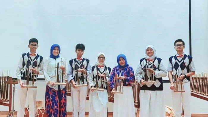 Sekolah Luar Biasa Negeri (SLBN) Cicendo Bandung mampu mengenalkan dan memainkan alat musik tradisional angklung hingga Jepang. (DOC: (INT)