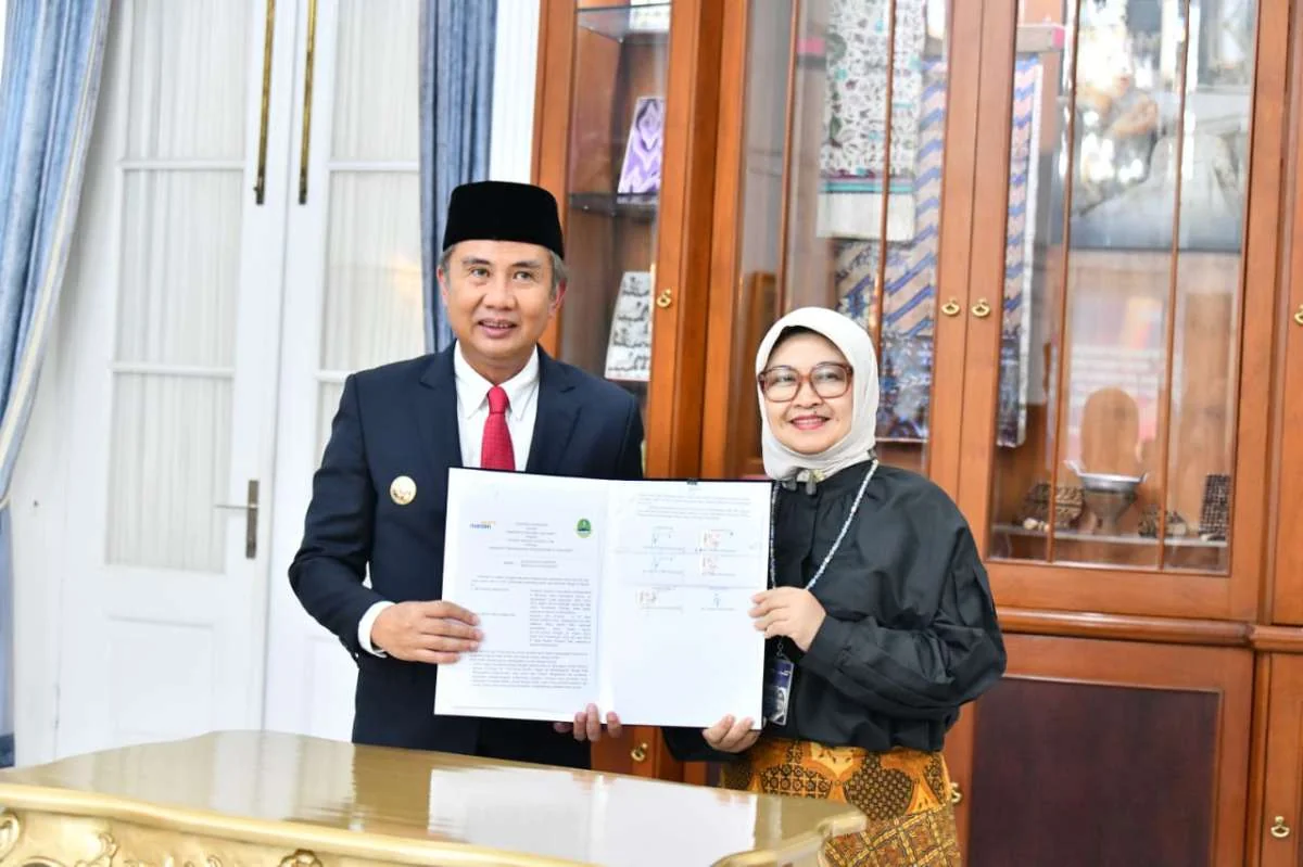 Penandatanganan nota oleh Penjabat Gubernur Jabar Bey Machmudin dan Senior Vice President Bank Mandiri Nila Mayta Dwi Rihandjani, di Gedung Pakuan Bandung, Kamis (28/11/2024). DOC: (RILIS HUMAS JABAR/KABARJAWA.COM)