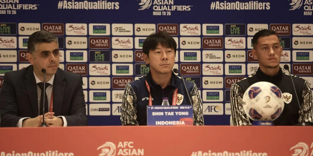 Pelatih Timnas Indonesia, Shin Tae-yong (tengah), dalam konferensi pers jelang lawan Arab Saudi