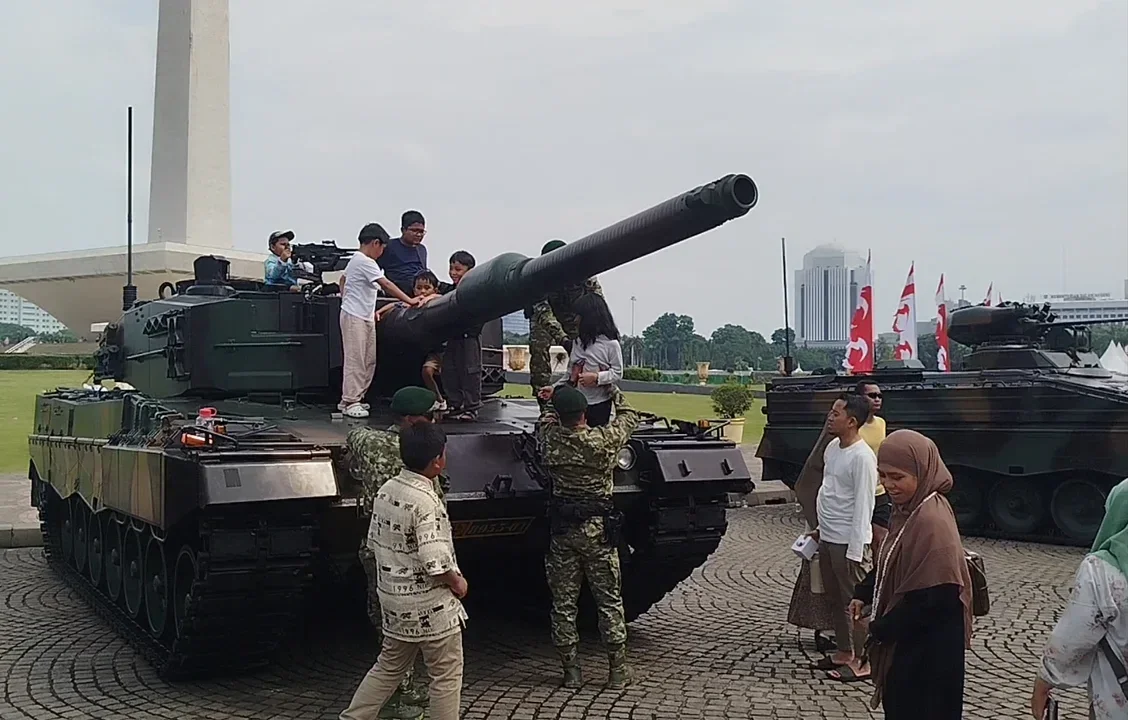 Pengunjung memandangi Tank Harimau yang menjadi dekorasi di acara TNI AD Fair 2025, Kawasan Monumen Nasional
