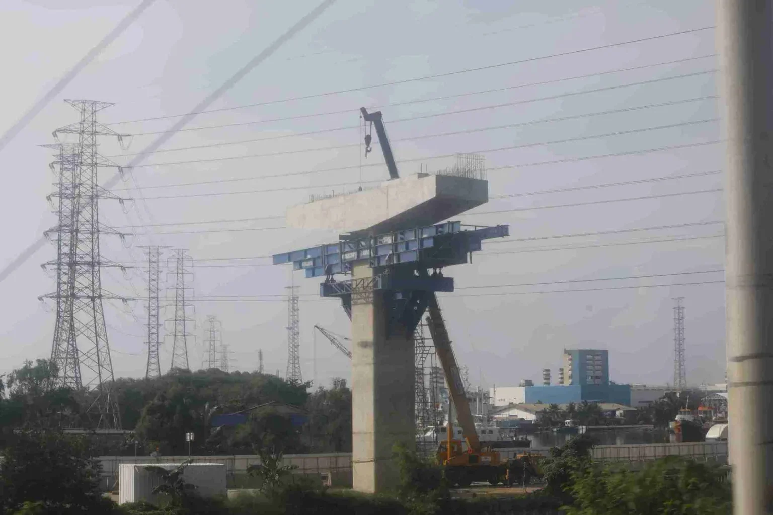 Pengerjaan Tiang Jembatan Tol Tanjung Priok (KABARBURSA.COM)