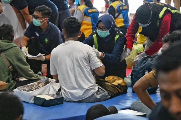 Evakuasi korban kebakaran KMP Mutiara Sentosa II (Dok : Ist).