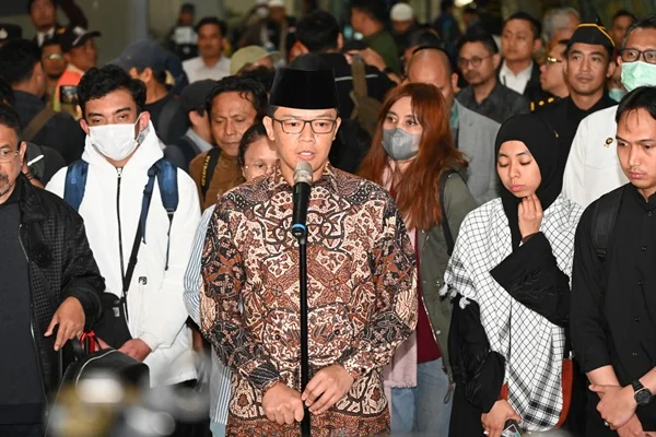 Menlu Sugiono saat menyambut para WNI (Dok : Ist).