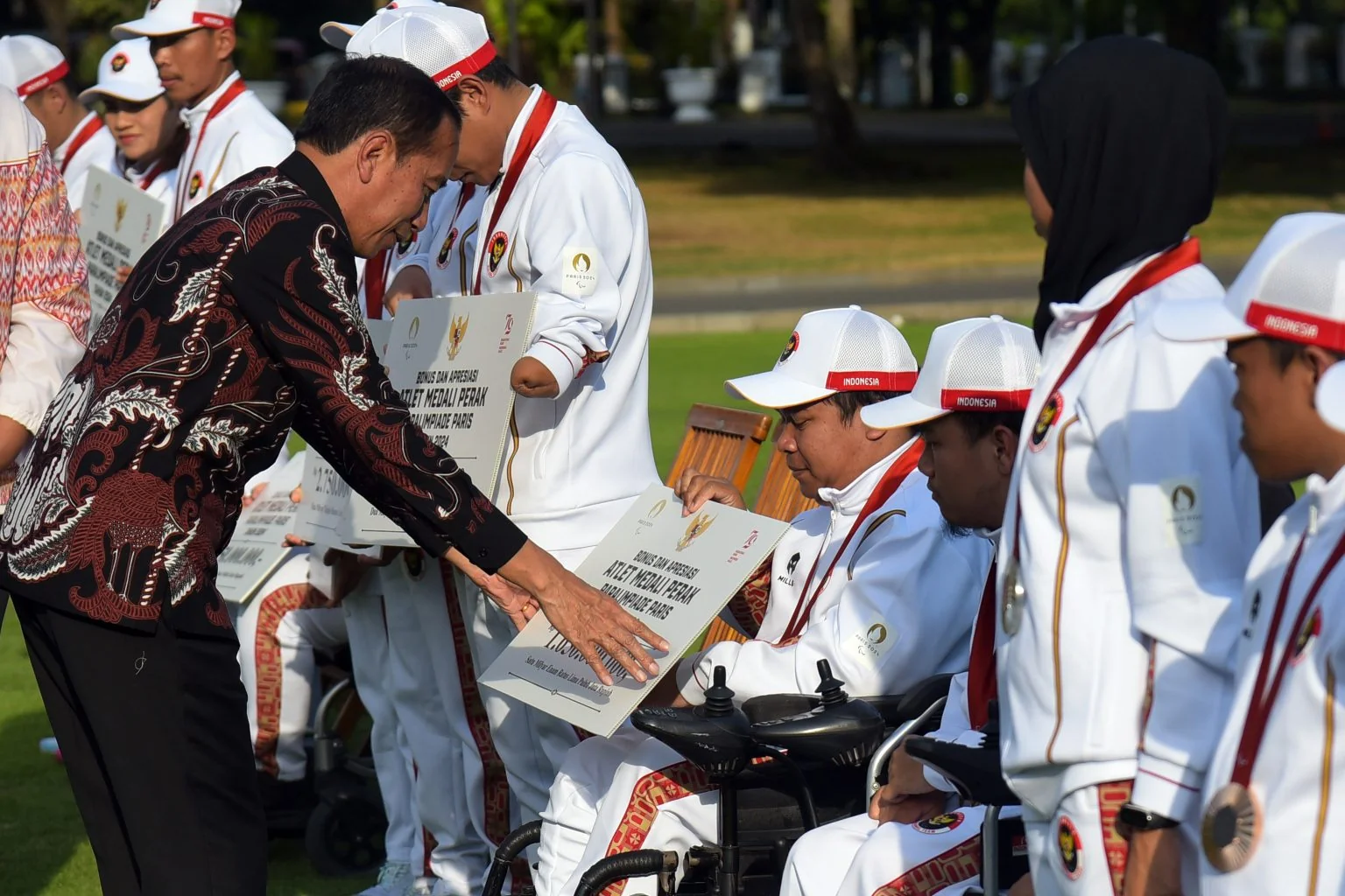 Presiden Joko Widodo (Jokowi) menyerahkan Bonus dan Apresiasi kepada para Atlet Paralympic Games Paris Tahun 2024 di Halaman Depan Istana Merdeka Jakarta.