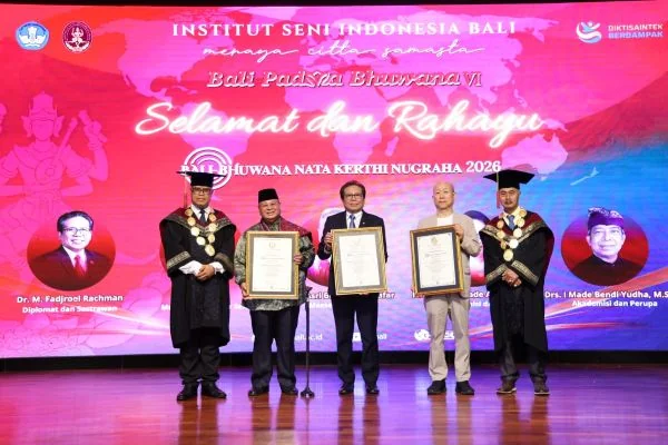Institut Seni Indonesia (ISI) Bali menganugerahkan penghargaan bergengsi International Bali Bhuwana Nata Kerthi 2026 kepada Dr. M. Fadjroel Rachman (Dok : Ist).