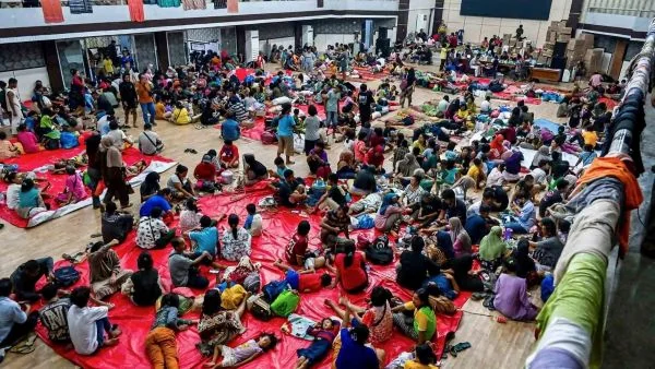 Warga beristirahat di tempat pengungsian setelah banjir bandang dan tanah longsor di Pandan, Tapanuli Tengah, Provinsi Sumatera Utara (Dok : Int).