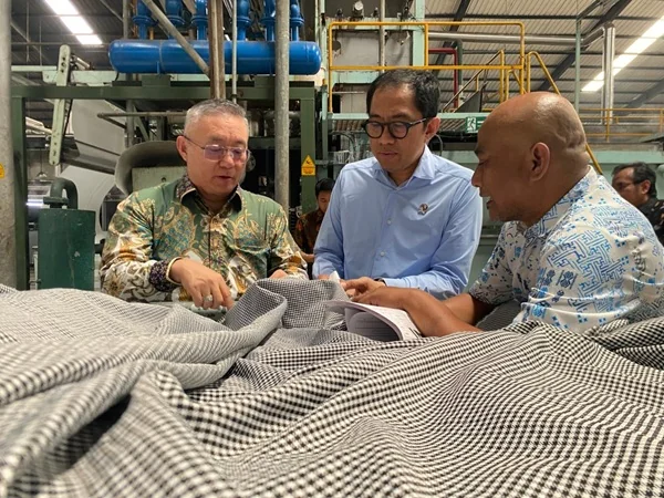 Wakil Menteri Perindustrian (Wamenperin) Faisol Riza mengunjungi pabrik tekstil dan garmen PT Gajah Angkasa Perkasa di Bandung, Jawa Barat guna mengecek dampak gejolak rupiah dan pasar modal terhadap industri nasional (Dok : Ist).