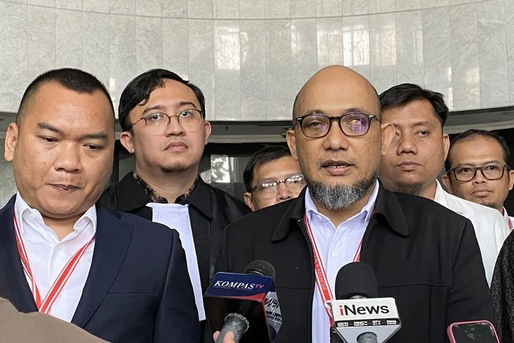 Ketua IM 57+ Institute Praswad Nugraha (kiri) bersama eks penyidik KPK Novel Baswedan usai sidang perdana atas gugatan yang mereka layangkan di MK, Jakarta Pusat./Ist