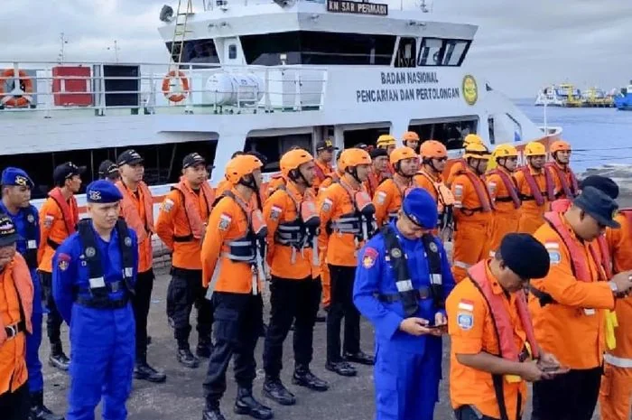 Istimwewa - Tim SAR Bersiap melakukan evakuasi di KMP Tunu di Selat Bali