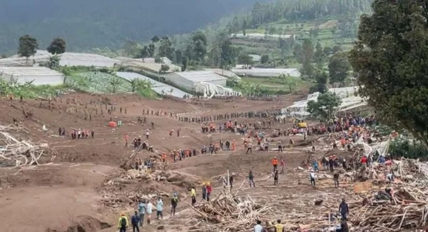 Pencarian korban longsor di Desa Pasirlangu, Kecamatan Cisarua, Kabupaten Bandung Barat (Dok : Ist).