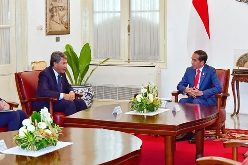 Presiden RI, Joko Widodo (Jokowi) menerima kunjungan Menteri Luar Negeri (Menlu) Malaysia, Mohammad Hasan, di Istana Merdeka, Jakarta, Selasa (06/02).  (foto: Dok. BPMI Setpres).