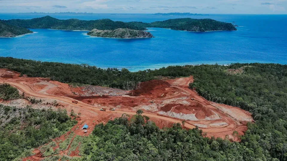 Foto dari udara tambang nikel di Raja Ampat