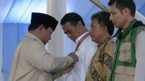 Presiden Prabowo Subianto memberikan bintang jasa kepada Mentan Andi Amran Sulaiman dan Tokoh lainnya (Dok : int)